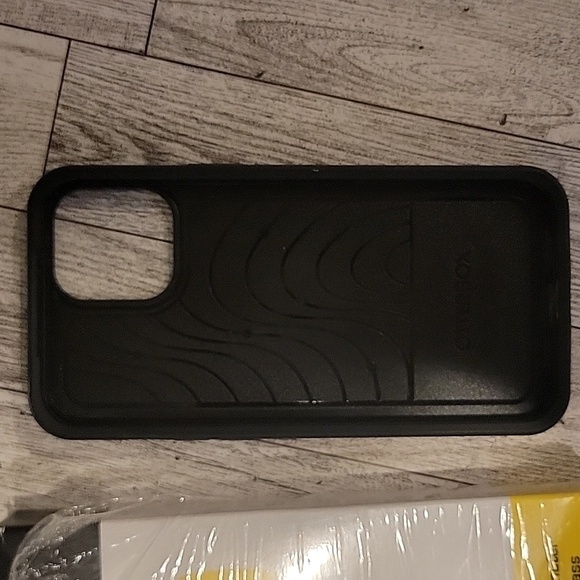 NWT Otter Box‎ For IPhone 13 - Picture 3 of 3